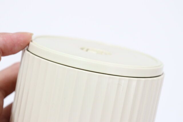 セリアの回転式メイクスタンドの底