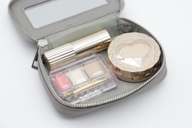 ミラー付きコンパクトポーチ 使用例