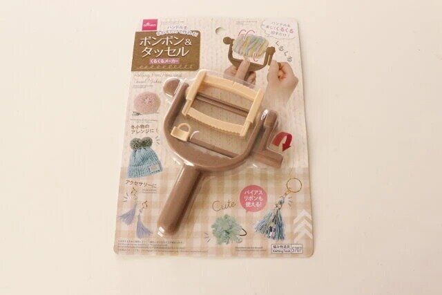 ダイソー くるくる回して作れるボンボン＆タッセルメーカー パッケージ
