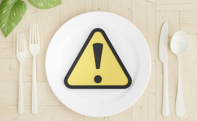 カトラリーと危険マークのイメージ