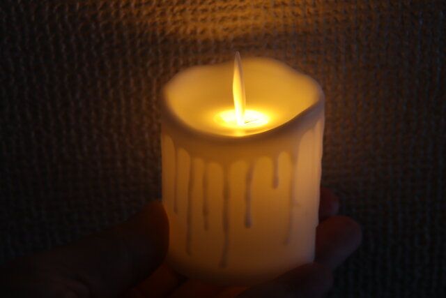 ダイソーのキャンドルライトを点灯