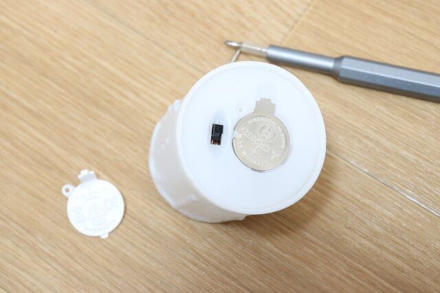 ダイソーのキャンドルライトにボタン電池を入れる