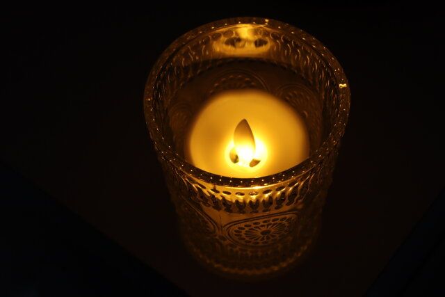 ダイソーのキャンドルライトをキャンドルホルダー入れる