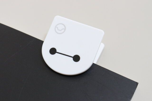 セリアのダイカットメモクリップスタンド／ベイマックスでノートを挟む