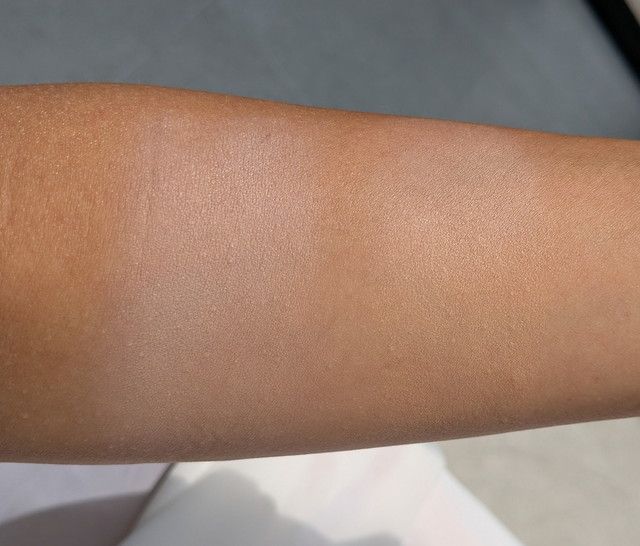 腕のスウォッチ：自然なカバーでトーンが整った様子