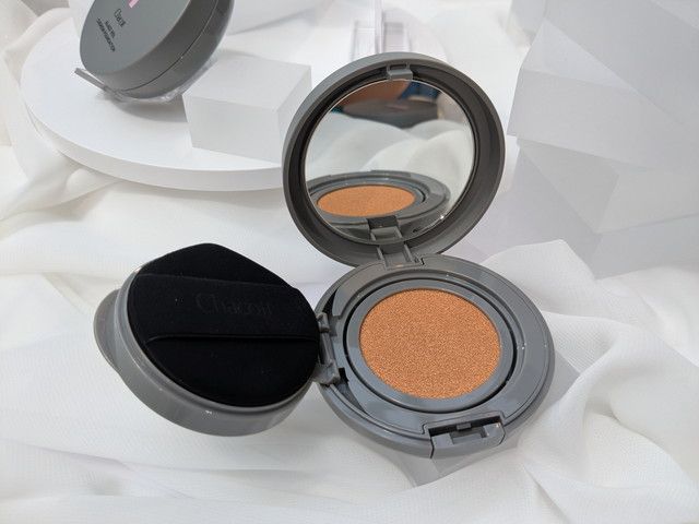 チャコット グラスヴェール クッションファンデーションのコンパクト外観（2色）