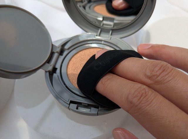 クッション面にパフをタップしてファンデーションを取る様子