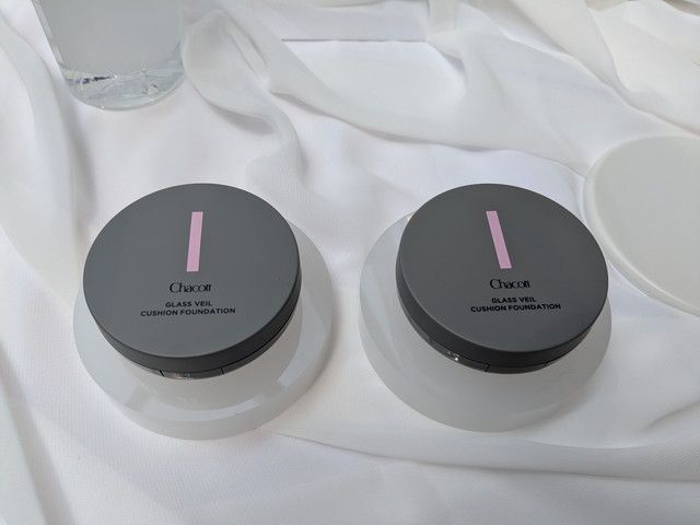 開いたコンパクト：ミラー付き、クッションとパフのセット