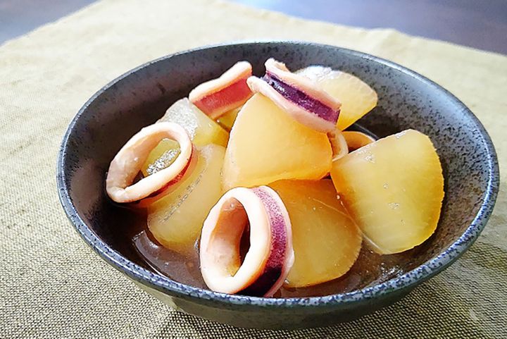 イカの栄養を最大限に享受できる、昔ながらの煮物。イカは加熱しすぎると硬くなるので野菜が程よい柔らかさになった段階で投入し、4分程度を加熱の目安に