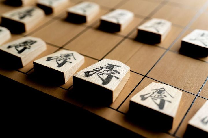 将棋盤に並べた将棋の駒