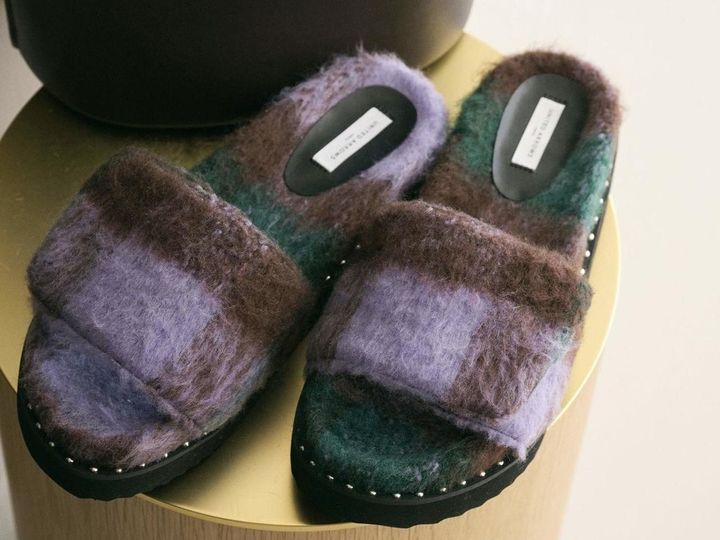 画像: 「チェック スライダー サンダル」￥22,990 出典：ユナイテッドアローズ