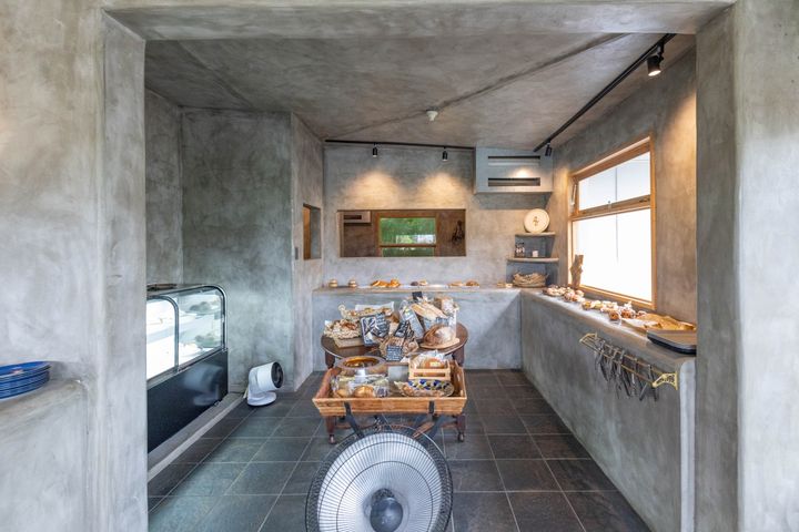 アップサイクルを内装に取り入れた店内