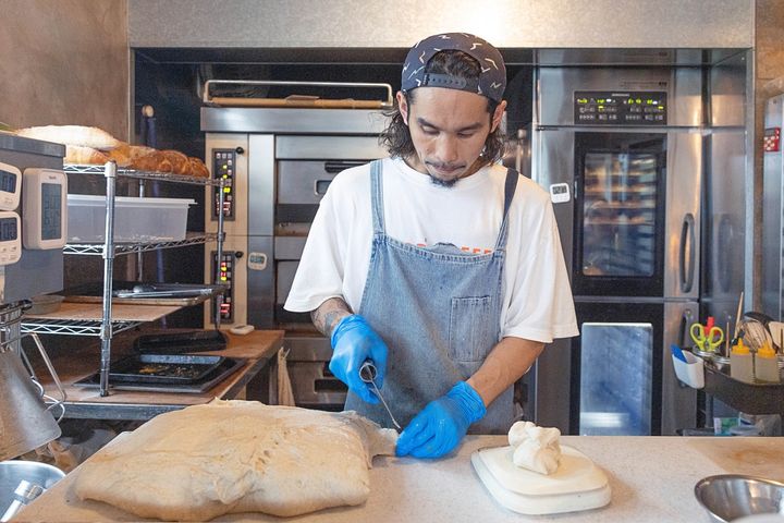 手を止めることなくパンを仕込む北方さん