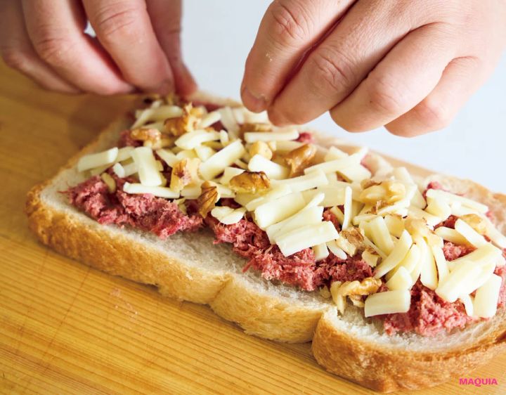 マキア 夏バテ 食べ物 レシピ 薬膳 コンビーフのせチーズトースト 2