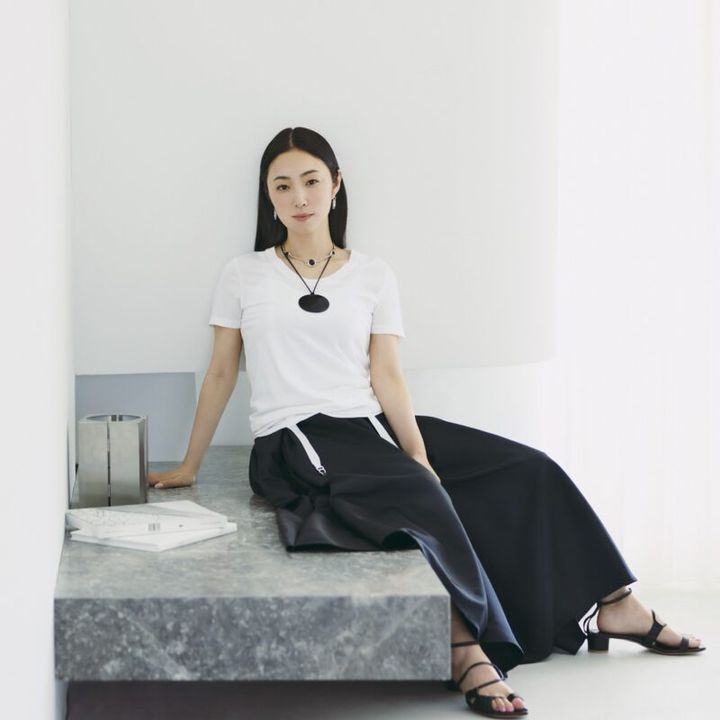 Tシャツ8800円（ミースロエ／MIESROHE ルミネ新宿1店） 中に来たガータータンク7480円（オーバーニース）、ピアス4万6200円（エルエルシー／ともにザニーム） スカート5万5000円（サードマガジン） チョーカー13万2000円（アサミ フジカワ／ショールーム セッション） コードネックレス21万8900円（ソフィー ブハイ／エスケーパーズ アナザーワールド） サンダル5万600円（カチム）