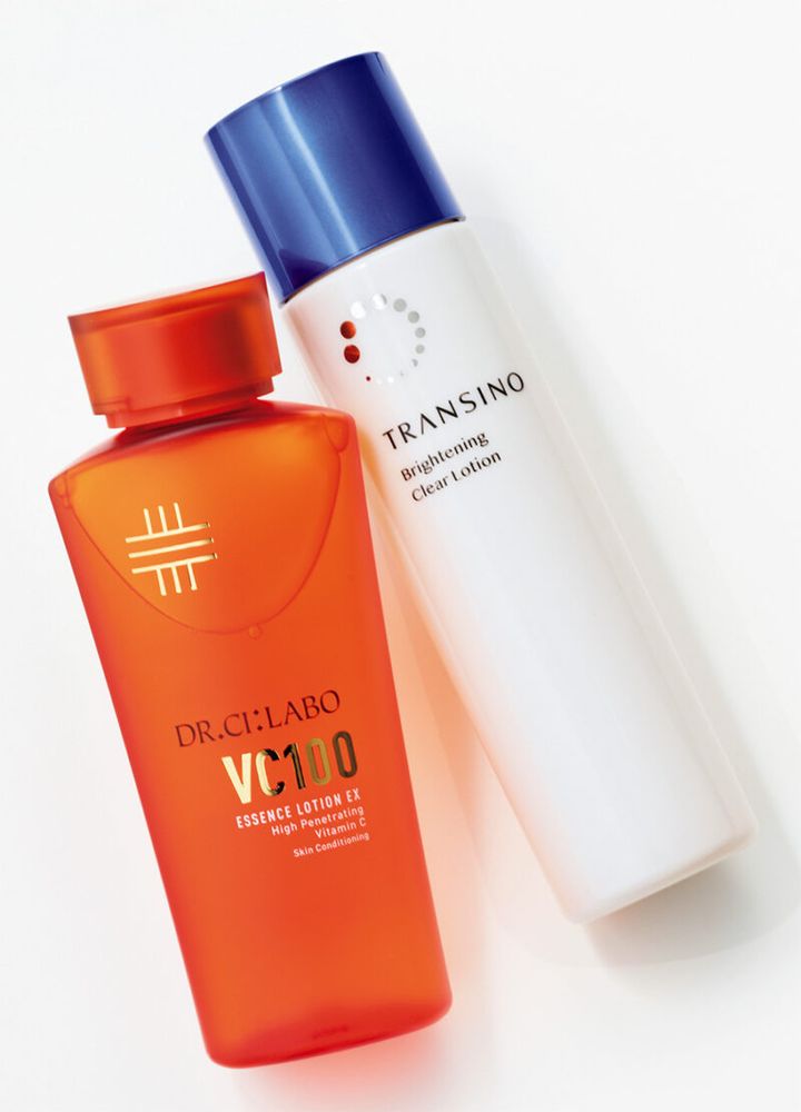（右）保湿＆美白ケアに。トランシーノ薬用ブライトニングクリアローション［医薬部外品］ 150mL￥3,630（編集部調べ）／第一三共ヘルスケア （左）開き毛穴もケア。ドクターシーラボ VC100エッセンスローションEX 150mL ￥5,390／ドクターシーラボ