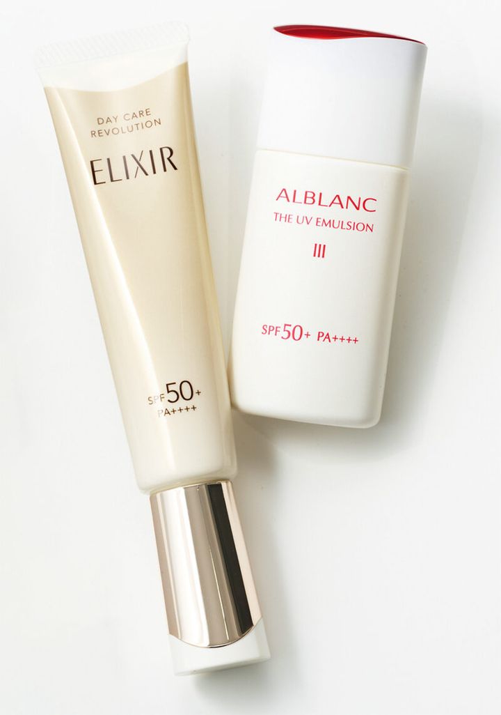 （右）ムラなく伸びる。アルブラン ザ UVエマルジョンⅢ［医薬部外品］ SPF50+･PA++++ 30mL ￥6,050／花王 （左）エイジングケアでふっくらとしたハリを肌に。エリクシール デーケアレボリューション +ba［医薬部外品］ SPF50+･PA++++35mL ￥3,410（編集部調べ）／エリクシール