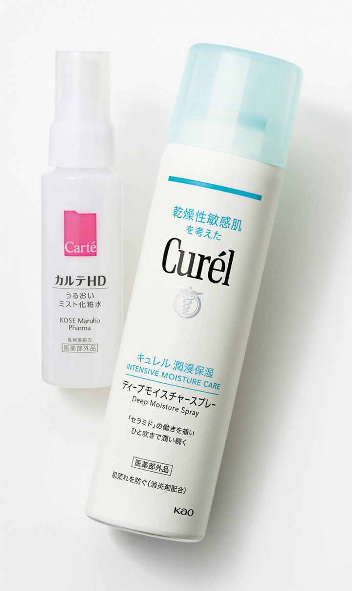 （右）肌荒れを防ぐ効果も。キュレル ディープモイスチャースプレー［医薬部外品］ 150g ￥1,980（編集部調べ）／花王 （左）高保湿でもベタつかない。カルテＨＤ モイスチュア ミストローション［医薬部外品］ 60mL ￥990／コーセー マルホ ファーマ