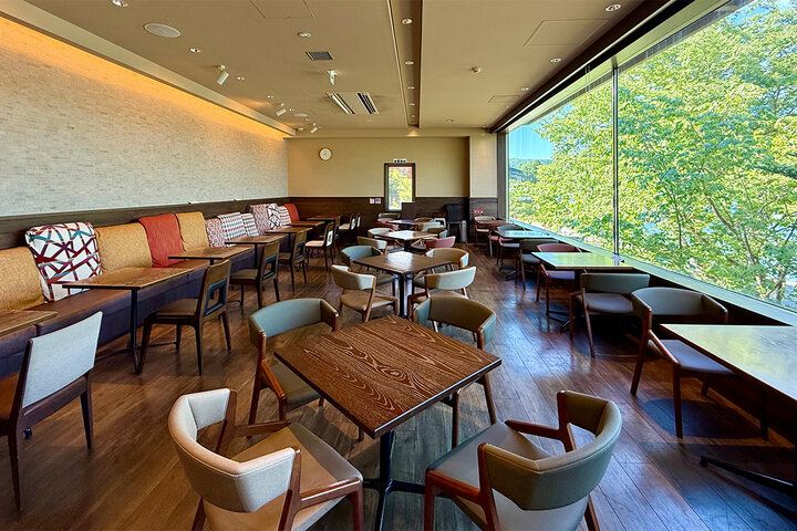 芦ノ湖ブルーの絶景に包まれて♪ 足湯や贅沢ランチも楽しめる複合施設「ベーカリー＆テーブル 箱根」