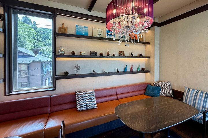 芦ノ湖ブルーの絶景に包まれて♪ 足湯や贅沢ランチも楽しめる複合施設「ベーカリー＆テーブル 箱根」