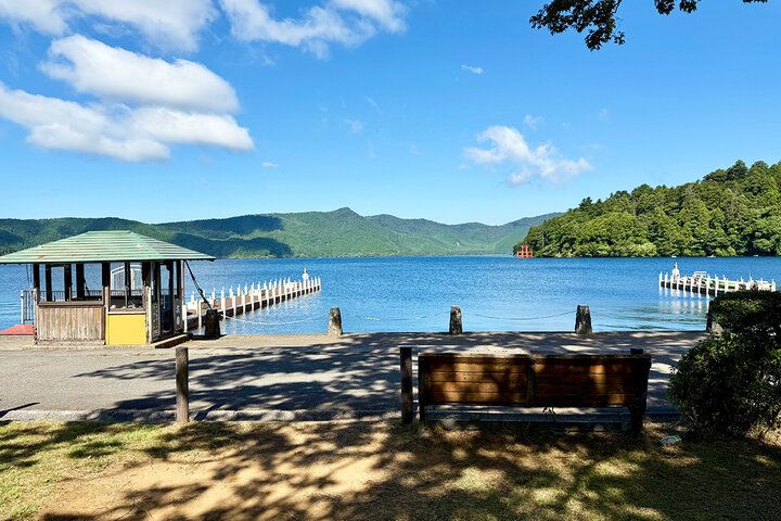 芦ノ湖ブルーの絶景に包まれて♪ 足湯や贅沢ランチも楽しめる複合施設「ベーカリー＆テーブル 箱根」