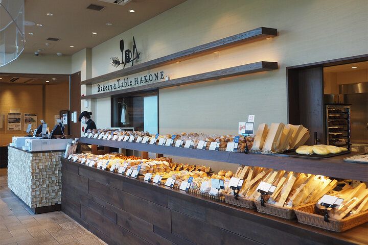 芦ノ湖ブルーの絶景に包まれて♪ 足湯や贅沢ランチも楽しめる複合施設「ベーカリー＆テーブル 箱根」