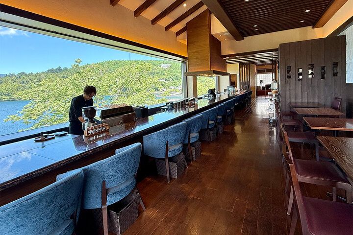 芦ノ湖ブルーの絶景に包まれて♪ 足湯や贅沢ランチも楽しめる複合施設「ベーカリー＆テーブル 箱根」