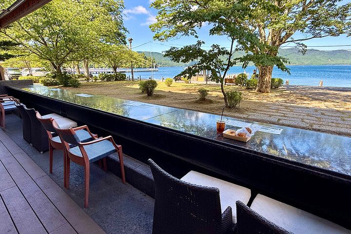 芦ノ湖ブルーの絶景に包まれて♪ 足湯や贅沢ランチも楽しめる複合施設「ベーカリー＆テーブル 箱根」