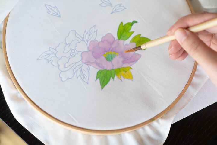 金沢の旅にそっと彩りを。「茜やアーカイブギャラリー」で世界に一つだけの加賀友禅染め体験