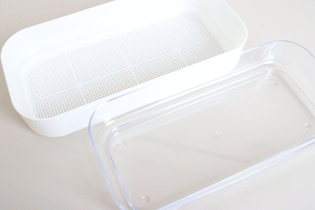 ダイソーの水栽培プランターは上下に分かれている