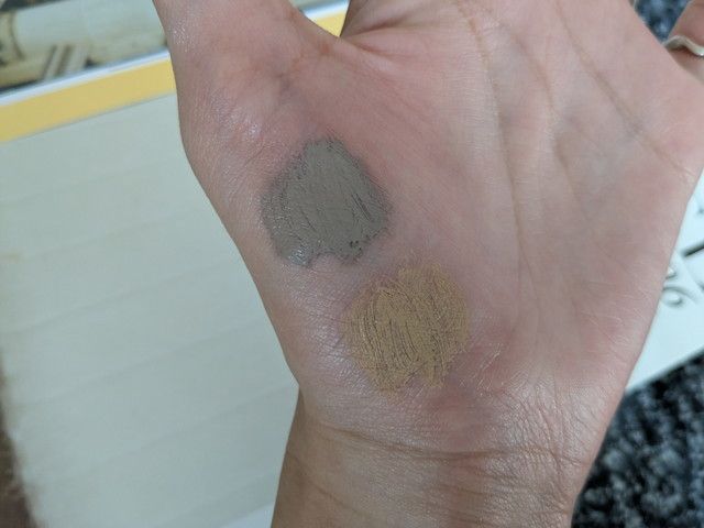 手の甲スウォッチ：上がアイスグレージュ、下がクリームベージュの色味比較