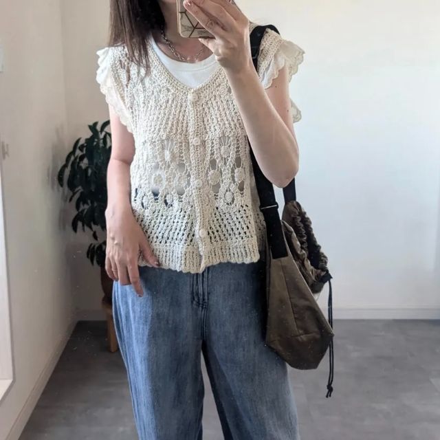 ベージュのクロシェフリルソデベスト