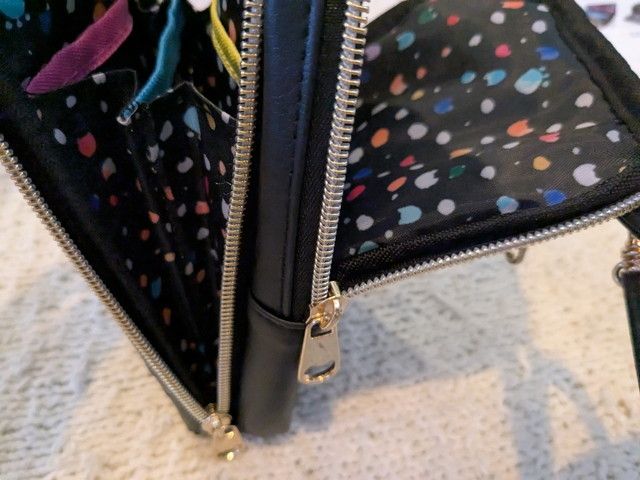 ツモリチサトスマホショルダー横から見たところ