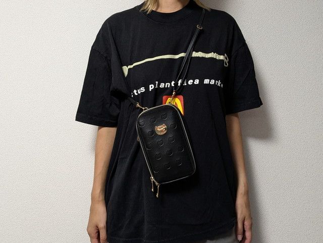 ツモリチサトスマホショルダー持ったところ