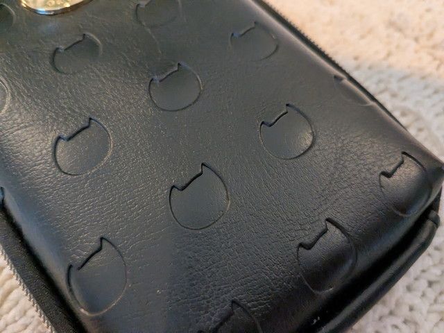 ツモリチサトスマホショルダー猫のデザイン