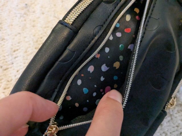 ツモリチサトスマホショルダーファスナーを開けたところ