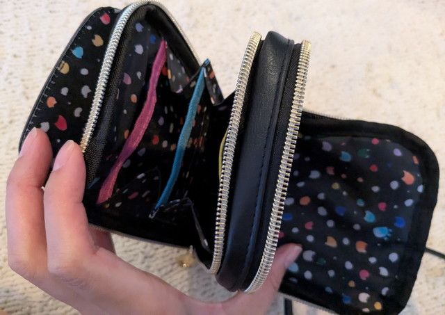 ツモリチサトスマホショルダー真ん中のポケット