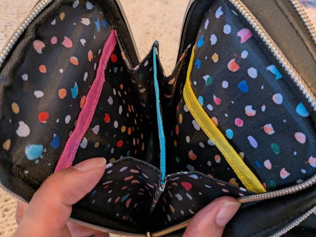 ガバッと開いたツモリチサトスマホショルダー