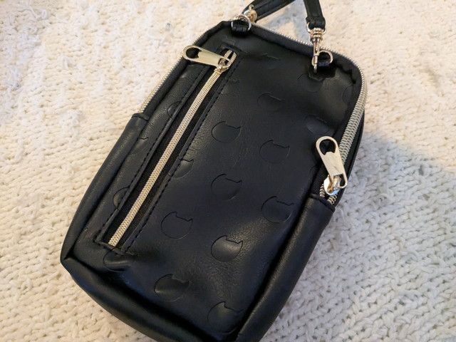 ツモリチサトスマホショルダー背面