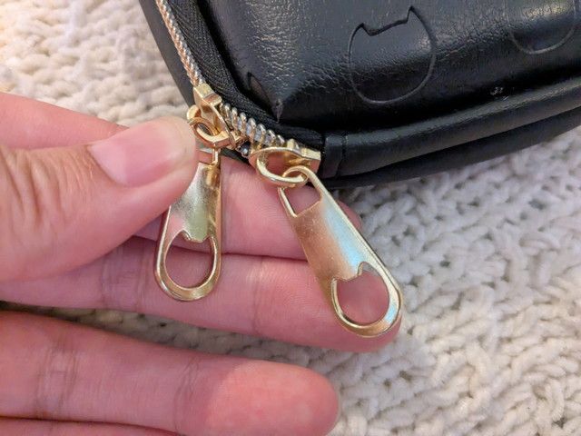 ツモリチサトスマホショルダーファスナー