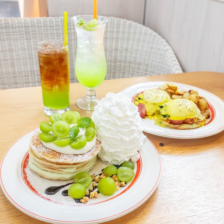 Eggs ’n Things「シャインマスカットのパンケーキ／ベーコンとズッキーニ、モッツァレラのエグスンベネディクト」2