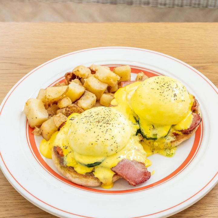 ベーコンとズッキーニ、モッツァレラのエグスンベネディクト