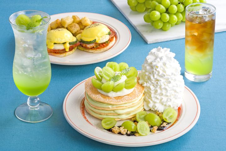 Eggs ’n Things「シャインマスカットのパンケーキ／ベーコンとズッキーニ、モッツァレラのエグスンベネディクト」