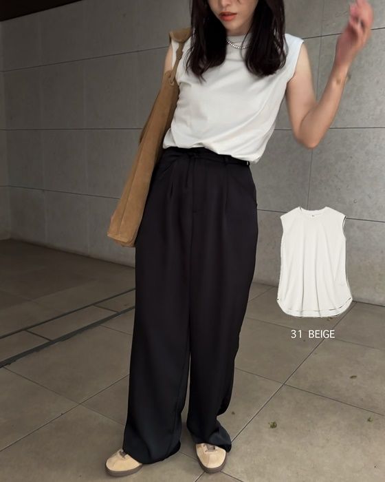 UNIQLOのベージュの「エアリズムコットンT/ノースリーブ」