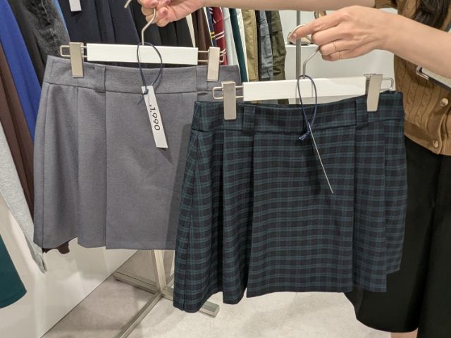グレーのサイドプリーツスコートとチェック柄のサイドプリーツスコート