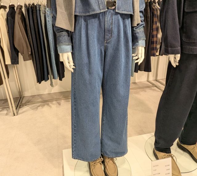 デニムタックトラウザーを着たマネキン