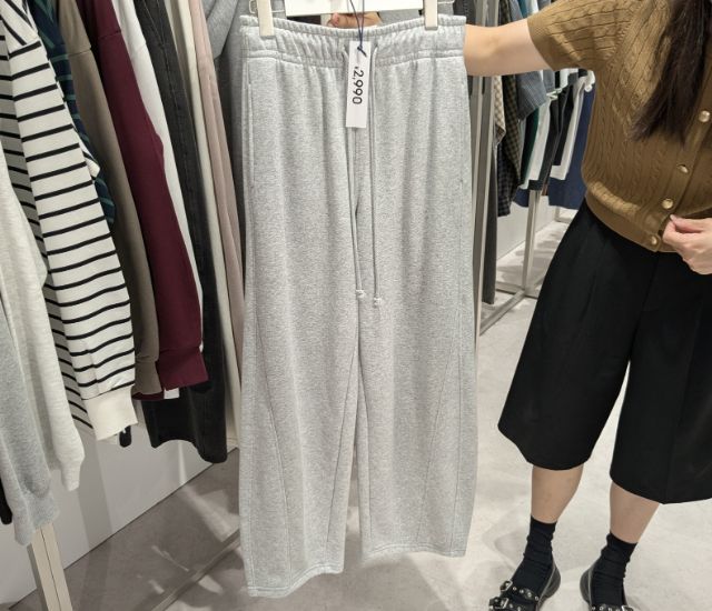 グレーのスウェットバレルレッグパンツ