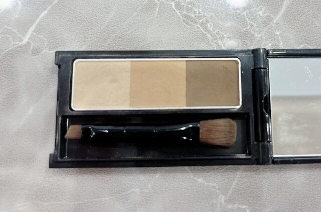 アイブロウパウダー