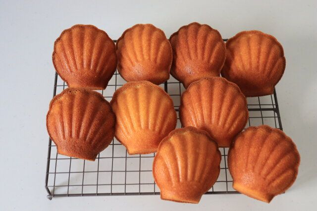 焼成後はひっくり返して型から外し、網の上で冷ます。