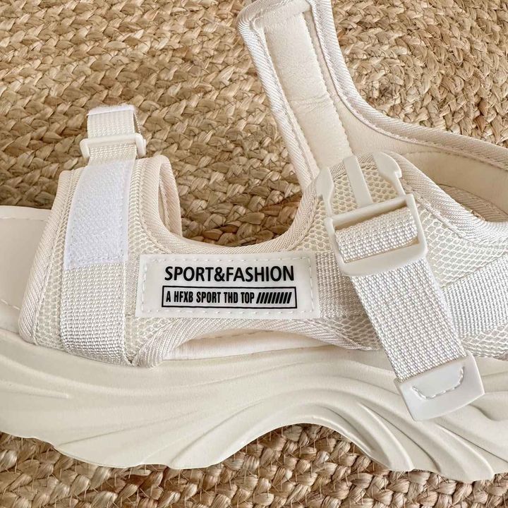 画像: バックル付きでサイズ調整可能